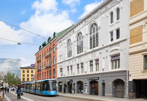 Bogstadveien 49 er en flott murgård fra 1899 med forsamlingslokale/ kapell i 3. etasje. Bygget er tegnet av arkitektene Oscar Dehkes og Egil Selmer og oppført for Aker kommune.