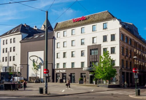 Europarådets plass 1 ble tegnet av arkitekt Ove Ekman og oppført i 1895. Her holder Scandic Oslo City Hotel og spisestedet Los Tacos til. Bygget har et samlet areal på 4 950 kvadratmeter og går over fem etasjer i tillegg til kjeller og loft.