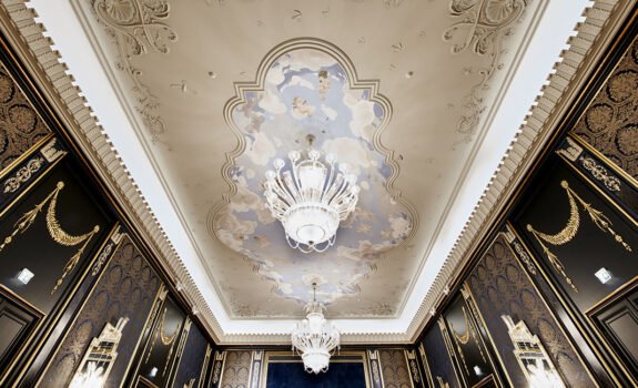 Takmaleri i barokksalen på Grand Hotel