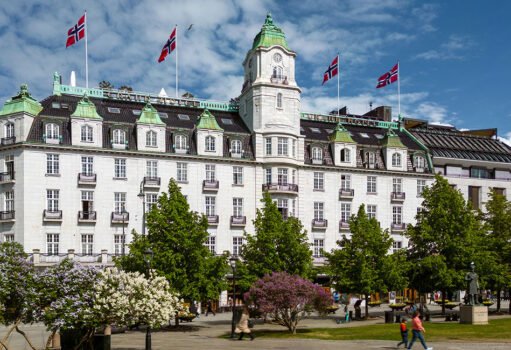 Karl Johans gate 31 finner du midt i det travle hjertet av Oslos paradegate. Her holder det ærverdige og fasjonable Grand Hotel til, sammen med Grand Café og et eksklusivt utvalg av butikker på gateplan.