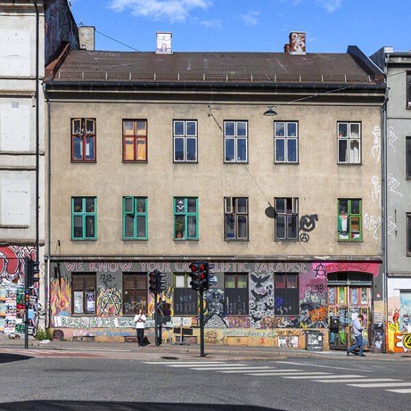 Hausmanns gate 40 er en eldre bygård over tre etasjer, kjeller og loft som ble oppført i 1888. Bygget er på 626 kvadratmeter BTA og består av tre boenheter per etasje samt kjeller og loft. Arbeids- og bosamvirket Vestbredden Vell Vell leier i dag hele bygget.