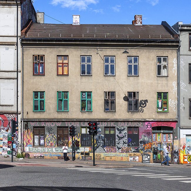 Hausmanns gate 40 er en eldre bygård over tre etasjer, kjeller og loft som ble oppført i 1888. Bygget er på 626 kvadratmeter BTA og består av tre boenheter per etasje samt kjeller og loft. Arbeids- og bosamvirket Vestbredden Vell Vell leier i dag hele bygget.