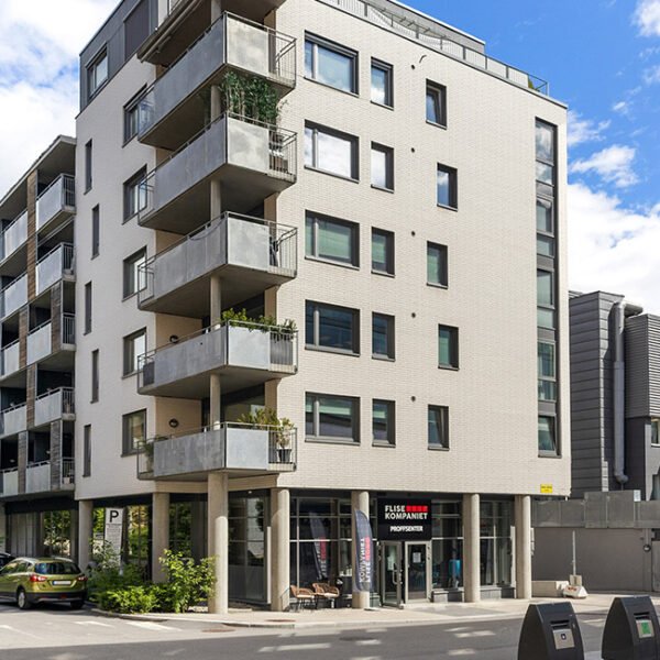 Hoffsveien 10A er en boligblokk med garasje og lager i kjeller, næringslokale i 1. etasje og boliger over. Eiendomsspar eier næringsseksjonen i 1. etasje, som i dag leies ut til Flisekompaniet.