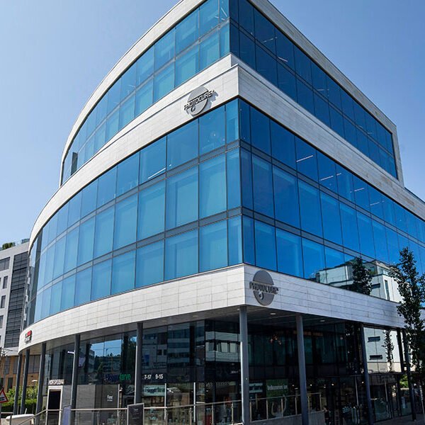 Hoffsveien 4 på Skøyen er et moderne kontor- og forretningsbygg oppført i 2010. Bygget er på totalt 13 500 kvadratmeter BTA og består av to parkeringsetasjer under bakken, én butikketasje på gateplan og syv kontoretasjer.