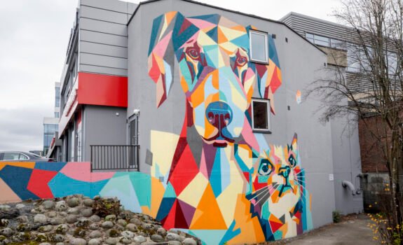 Veggmaleri av hund og katt på fasade i Hoffsveien 10
