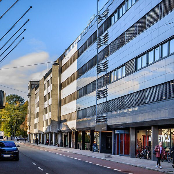 Holbergs gate 21 ble tegnet av arkitekt Harald Hille og oppført i 1977 for Akershus fylkeskommune og Den norske Santalmisjon. Eiendomsspar kjøpte eiendommen i 2001 og besørget totalrehabilitering av bygget, som i dag fremstår som et representativt kontorbygg.