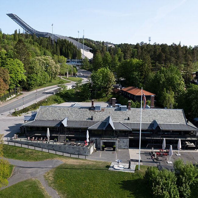 Holmenkollveien 119 har en fantastisk utsikt over Oslo. Her holder Holmenkollen Restaurant, i tillegg til et bolighus og hybler til utleie.