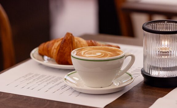 Kaffe croissant Folketeaterpassasjen