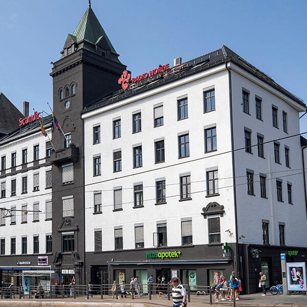 Jernbanetorget 4 er en velholdt kontoreiendom beliggende meget sentralt ved Jernbanetorget og lett tilgjengelig for ansatte og kunder. Området rundt eiendommen er kjent for sitt pulserende sentrumsliv, med alle tenkelige fasiliteter innen kort rekkevidde.