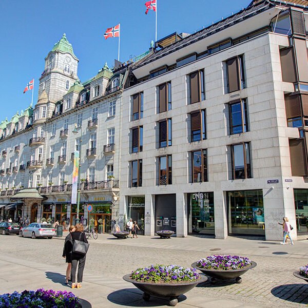Karl Johans gate 27 ligger midt i Oslos mest folkekjære gate. Bygget består av syv etasjer og to underetasjer med lagerarealer, garasjeanlegg og sykkelparkering.