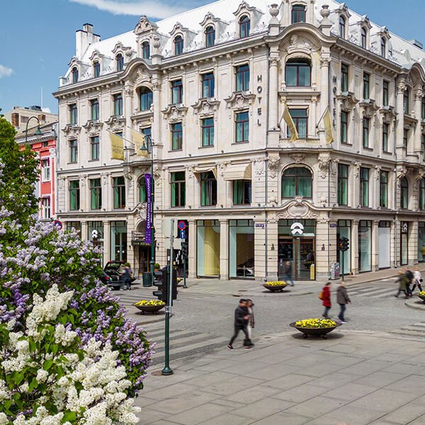 Karl Johans gate 33 og Rosenkrantz’ gate 11 huser det flotte og historiske Karl Johan Hotel i tillegg til NIO House Oslo og Paradox Museum. Samlet utgjør disse to bygningene 11 800 kvadratmeter BTA.