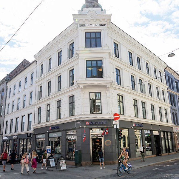 Karl Johans gate 4/6 ligger sentralt til i Oslo sentrum, med få meter til Oslo Sentralstasjon og Jernbanetorget og alt av servicetilbud i øyeblikkelig nærhet.