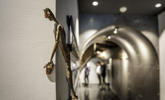 Skulpturkunst i inngangspartiet i Karl Johans gate 6