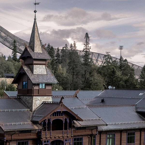 Kongeveien 26 huser det eventyrlige og historiske hotellet Scandic Holmenkollen Park. Det ikoniske hotellet på 33 800 kvadratmeter byr på historisk sus, moderne komfort, fantastisk utsikt, nydelig mat, spa-avdeling med svømmebasseng og Nordens største ″hotell-gym″.