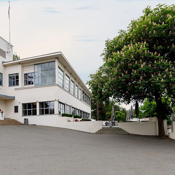 Kongsveien 15 huser «Ekebergs hvite svane» – Ekebergrestauranten. Ekebergrestauranten er et landemerke i Oslo med fantastisk utsikt over byen og er en av landets få fredede bygninger fra 1900-tallet.