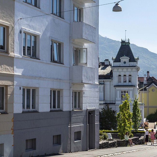 Bergen boligportefølje består av 15 bygårder med 111 leiligheter og to næringsarealer i Bergen sentrum. Eiendomsspar kjøpte boligporteføljen i 2021. Bygårdene har et samlet totalareal på 7 100 kvadratmeter.