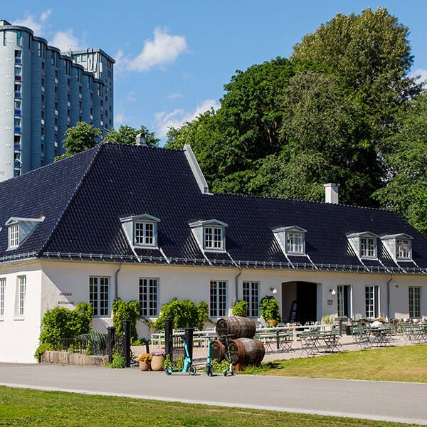 Nordre gate 2 ligger vakkert til, ved bredden av Akerselva og minner om en storslått herregård. Her holder restauranten Nedre Foss Gård til.