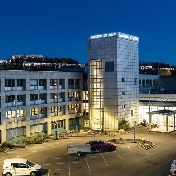 Ole Deviks vei 35 består av et kontorbygg oppført i 1962, og utvidet/oppusset i 1981 og 1994. Kontorbygningen ble konstruert for entreprenørfirmaet Astrup & Aubert i 1981, og bygningen er tegnet av arkitektene Per-Johan Eriksen og Bengt Espen Knutsen. I 2017 ble bygningen ført opp på Oslo kommunes gule liste over bevaringsverdige bygninger av Kulturminneforvaltningen.