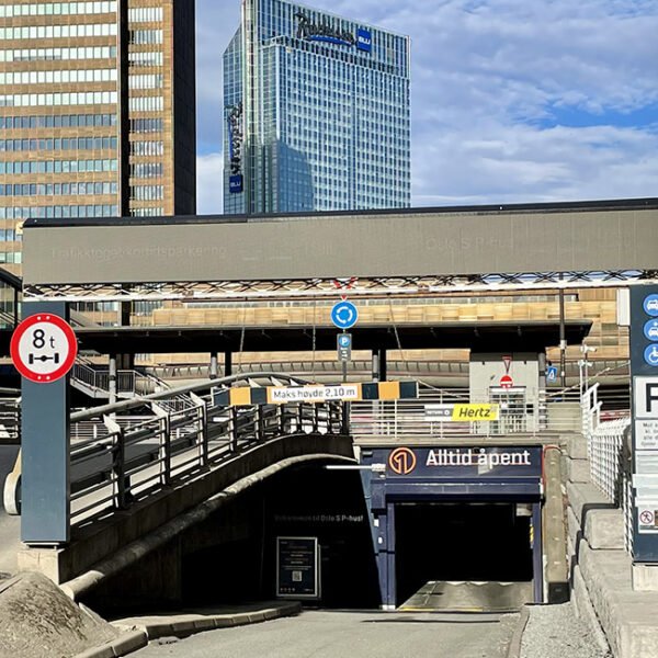 Oslo S Parkeringshus ble kjøpt i 2019 av Eiendomsspar sammen med Bane NOR Eiendom (50/50). Parkeringsanlegget har adressen Jernbanetorget 1. Anlegget har et totalareal på 14 700 kvadratmeter og ble oppført i 1998. Anlegget har 620 parkeringsplasser og driftes av OnePark.