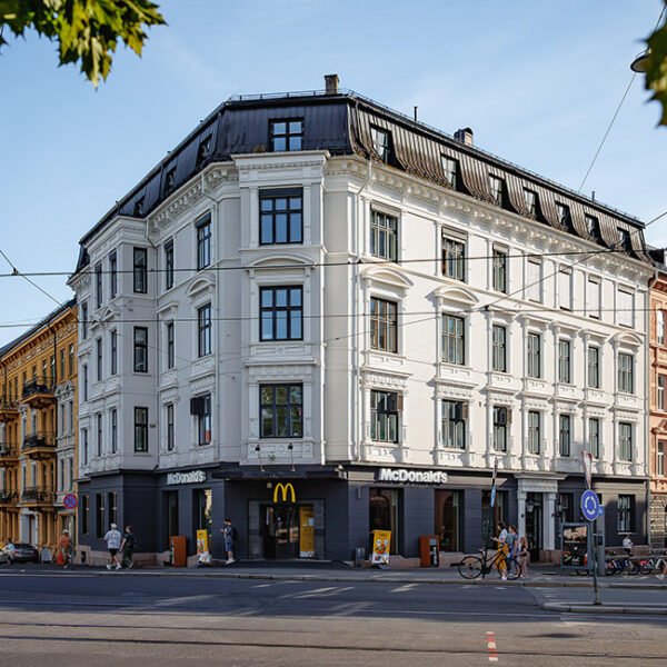 Parkveien 60 er et profilert og representativt forretnings- og kontorbygg over fem etasjer samt kjeller og loft. Bygget ble tegnet av arkitekt Carl Konopka og oppført i 1894. Gården har i mange år huset tannlegevirksomheter og bygget går derfor under tilnavnet &laquo;Tanngarden&raquo;. I dag leies bygget ut til helsevirksomheter og kontorleietakere.