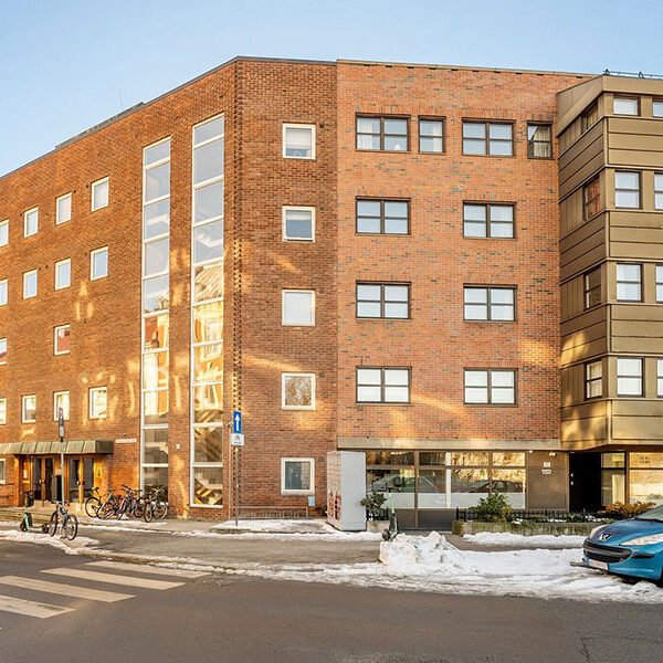 Professor Dahls gate 18–20 ligger rett ved Bogstadveien og ble kjøpt av Eiendomsspar i 2022. Selger var et selskap kontrollert av dronning Sonjas nevø, Karl Otto Haraldsen. Utleiegården ble oppført i 1960 av Haakon Haraldsen og består i dag av boliger.