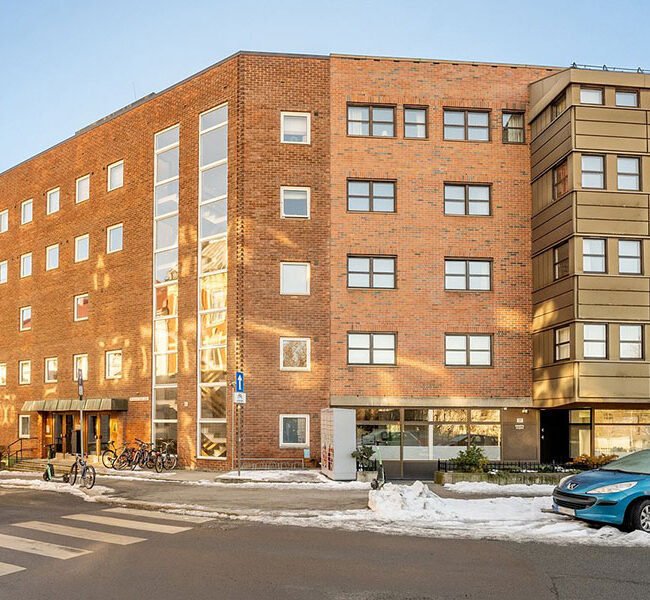 Professor Dahls gate 18–20, som ligger rett ved Bogstadveien – ikke langt bak Slottet, ble kjøpt av Eiendomsspar i 2022. Selger var et selskap kontrollert av dronning Sonjas nevø, Karl Otto Haraldsen. Utleiegården ble oppført i 1960 av Haakon Haraldsen og består i dag av boliger.