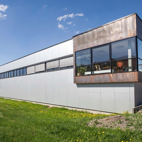 Professor Birkelands vei 36 på Furuset har et samlet areal på 12 200 kvadratmeter BTA fordelt over to etasjer. Kombinasjonsbygget er formet som en hestesko rundt et tun med midtbygg, som gir plass til manøvrering, varelevering og parkering.