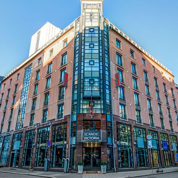 Rosenkrantz’ gate 13 huser det populære hotellet Scandic Victoria Oslo, som ligger rett ved Karl Johans gate, Rådhuset, Stortinget og Spikersuppa. Med sin beliggenhet er hotellet godt egnet for forretningsreisende som trenger overnatting. Og for kjørende hotellgjester tilbys det parkering i byggets garasjeanlegg.