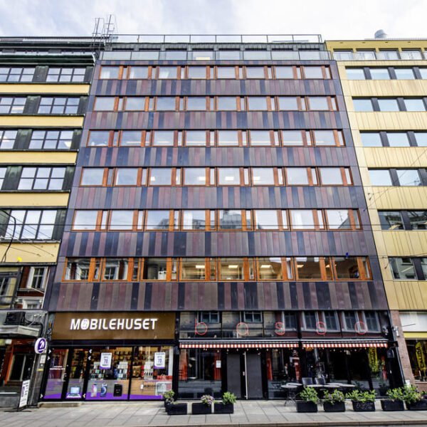 Storgata 10B er et kontor- og forretningsbygg midt i Oslo sentrum som går over ti etasjer i tillegg til kjeller.
