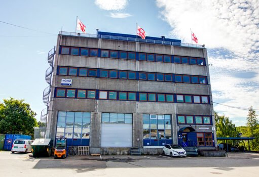 Strømsveien 221/223 ligger i næringsområdet kalt Alna Park som består av åtte bygg med et samlet areal på 12.900 kvadratmeter BTA. Eiendommen har en god beliggenhet for kombinasjons- og lagereiendommer i et etablert næringsområde.