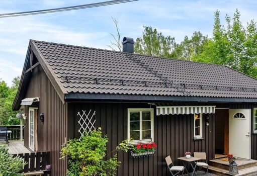 Strømsveien 236A er en velholdt enebolig over to plan fra 2003 med fin beliggenhet på Alna. Boligen har gode solforhold og en flott hage ut mot Alnaelva.