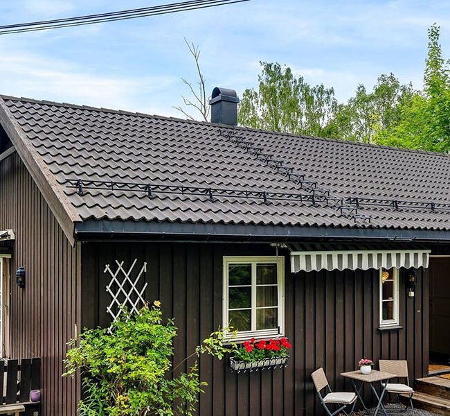 Strømsveien 236A er en velholdt enebolig over to plan fra 2003 med fin beliggenhet på Alna. Boligen har gode solforhold og en flott hage ut mot Alnaelva.