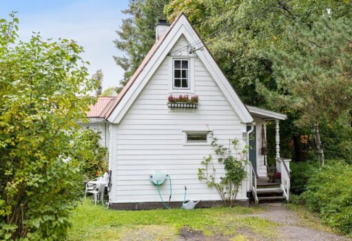 Strømsveien 236B er en stor flott eiendom på over 3 mål og en enebolig fra 1922 og et uthus.