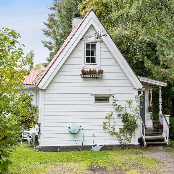 Strømsveien 236B er en stor flott eiendom på over tre mål og en enebolig fra 1922 og et uthus.
