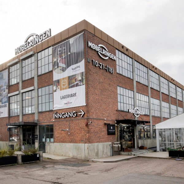 Strømsveien 195/197 består av et forretnings- og lagerbygg i teglsten på 6.600 kvadratmeter BTA over tre etasjer og kjeller samt et lagerbygg på 2.100 kvadratmeter BTA over to etasjer. I tidligere tider hadde Gresvig sin sykkelfabrikk i teglstensbygningen, men i dag er det Møbelringen som holder til i bygget.