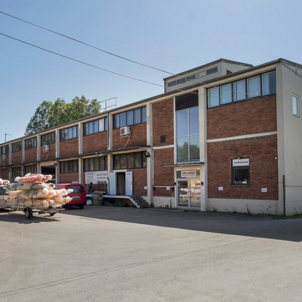 Strømsveien 230 ligger meget sentralt på Alnabru, vis-à-vis innkjøringen til A-møbler, like ved Alna senter. Bygningene på eiendommen ligger rundt et tun, som gir plass til manøvrering, varelevering og parkering.