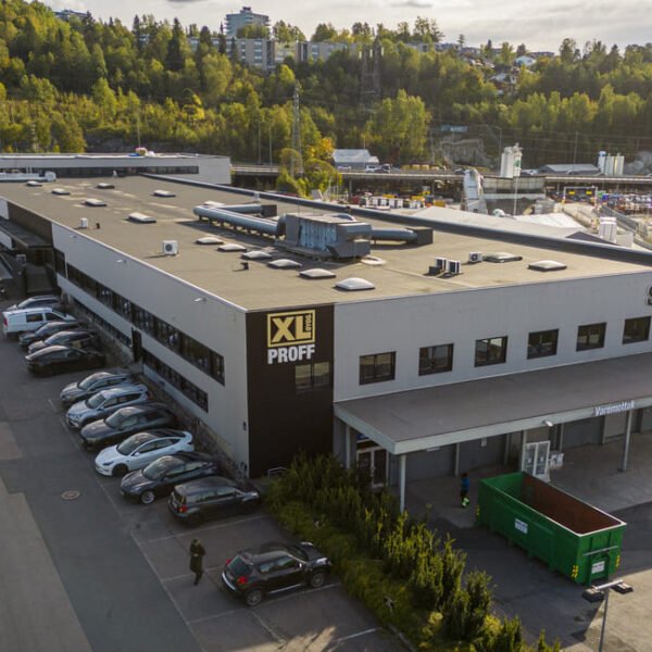 Verkseier Furulunds vei 9 består av et lager/byggevarehus på 10 800 kvadratmeter BTA. Bygget ble oppført i 1973/1983 og har to hovedetasjer, en inntrukket tredje etasje og en underetasje. Eiendommen har god parkeringsdekning og et stort uteareal.