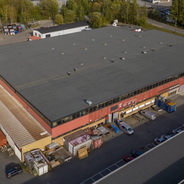 Vollaveien 20B er et lagerbygg på 8 200 kvadratmeter BTA og utgjør et av flere lager-/kontorbygg i Alnabru Næringspark som grenser til Alnaelven. Eiendommen har stort uteområde for parkering og containerplasser.