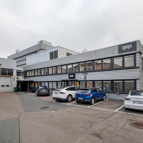 Vollaveien 20A utgjør et av flere lager-/ kontorbygg i Alnabru Næringspark som grenser til Alnaelven.