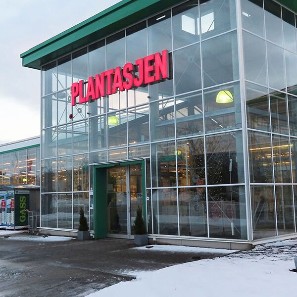 Wessels veg 70 er et forretningsbygg i Stjørdal som ble oppført i 2005. Bygget leies i sin helhet av hagesenteret Plantasjen, som er Nordens ledende forhandler av planter og tilbehør.