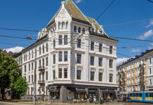 Bygdøy allé 1 ble oppført i 1890–91 etter inspirasjon fra parisiske, palassliknende leiegårdsfasader, mens det nye tilbygget i Frognerveien 2A ble oppført i 2024.