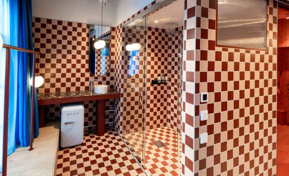 Baderom med rutete fliser rød