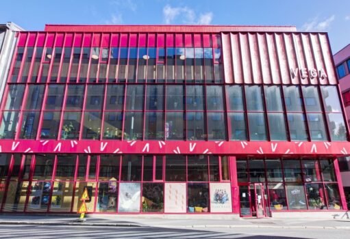 Hausmanns gate 28 huser Vega Scene, og ble som første kulturbygg i Norge ferdigstilt i 2019 med BREEAM NOR-sertifisering «Very Good». Bygget er på 3 400 kvadratmeter BTA, og vant Oslo bys arkitekturpris 2019 og runner-up for Cityprisen 2019.