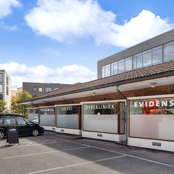 Hoffsveien 14 er et langt forretningsbygg hvor det opprinnelig var butikker for boligblokkene i Hoff terrasse. Bygget er på cirka 700 kvadratmeter BTA fordelt på en 1. etasje og en kjelleretasje. Lokalene i 1. etasje er leid ut til Evidensia Volvat Dyreklinikk og Østlandske Eiendomstjenester.