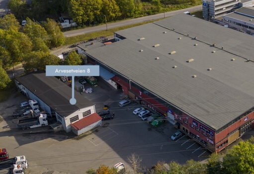 Arvesetveien 8 er en del av Alnabru Næringspark, som også består av eiendommene Vollaveien 15, 17 og 19, Vollaveien 20A og Vollaveien 20B. Området er regulert til byggeområde for industri og kontor. Arvesetveien 8 er på cirka 1 300 kvadratmeter BTA fordelt over 1. etasje og en underetasje.