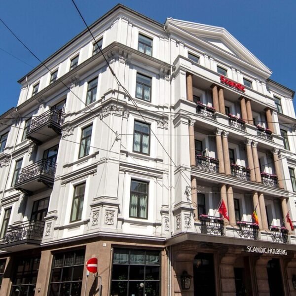 Holbergs plass 1 ble oppført i 1896 og opprinnelig bygd som leiegård. I 1915 ble det etablert hotell i bygget og i dag drives det av Scandic. Hotellet Scandic Holberg består av seks etasjer i tillegg til underetasje og har et totalareal på 7 200 kvadratmeter BTA.