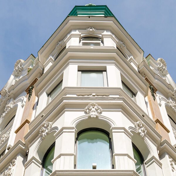 Karl Johans gate 21 er et flott kontor-/og forretningsbygg som strekker seg over seks etasjer, i tillegg til kjeller. Hjørnebygningen har et samlet areal på 2 600 kvadratmeter BTA. De første to etasjene huser forretningene Hugo Boss og Kicks, mens etasjene over benyttes som kontorlokaler.