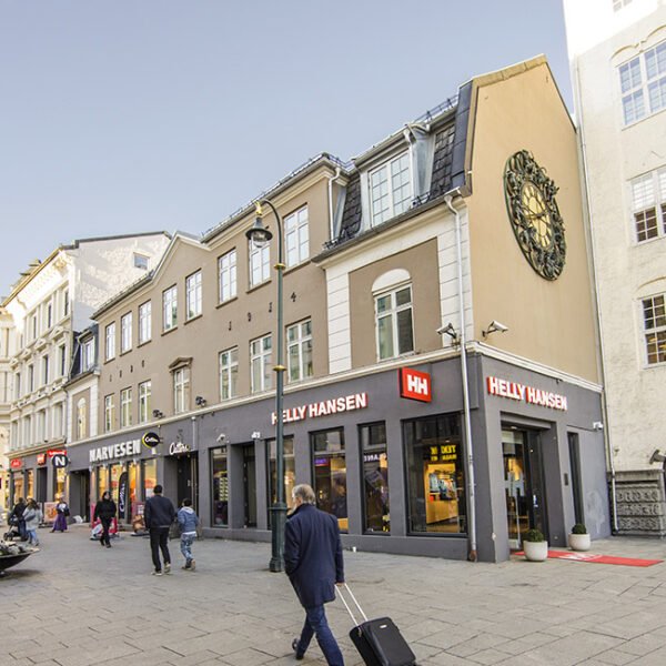 Karl Johans gate 3 ligger nederst i Oslos hovedgate, et steinkast fra Jernbanetorget og Oslo Sentralstasjon. Karl Johans gate 3 består av to bygg som har et samlet areal på 5 050 kvadratmeter BTA fordelt over fem etasjer.