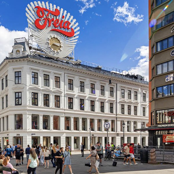 Øvre Slottsgate 12 er en hjørnegård som ligger ut mot Karl Johans gate. Bygget ble oppført i 1860 og ombygd i 1874 for gullsmed Nilius M. Thune. Øvre Slottsgate 12 er en karakteristisk representant for sin tid, men skiller seg fra omkringliggende gårder ved å ha den lengste sammenhengende fasaden fra sin tid, i Oslo. Bygningen utgjør Karl Johans gates høyeste punkt.