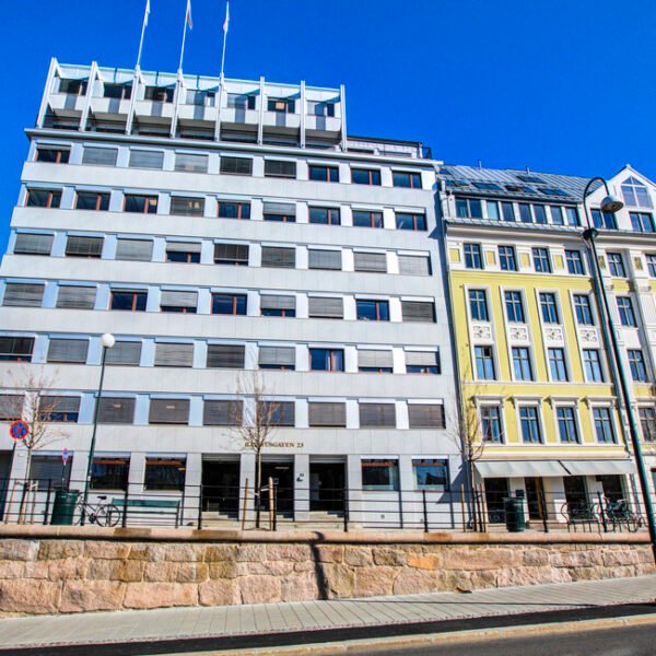 Rådhusgata 23 er oppført i 1937 og er et representativt kontorbygg med en elegant og tidløs arkitektur. Bygningen har et samlet areal på 5 100 kvadratmeter BTA og består av kontorlokaler over ni etasjer og en kjelleretasje, i tillegg til parkeringsplasser i bakgård. Eiendommen har en meget sentral og attraktiv beliggenhet med umiddelbar nærhet til Rådhushavna og Aker Brygge.